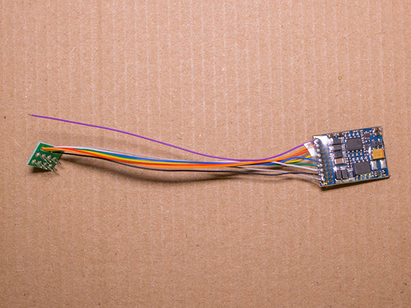 ESU 54400 Loksound Decoder V 4.0 32 Mbit 8 polig (Bild rechts zeigt einen Decoder ohne Lautsprecher)