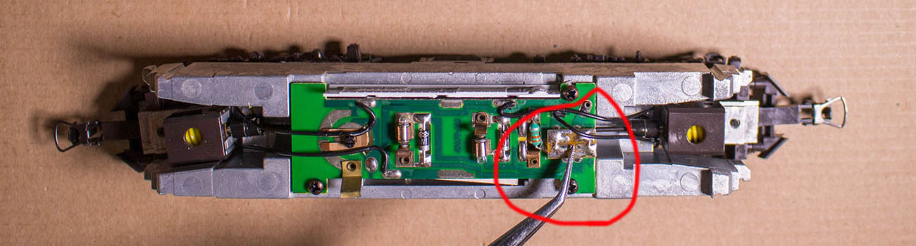 Auf der Schnittstelle ist ab Werk der Analog-Stecker verbaut