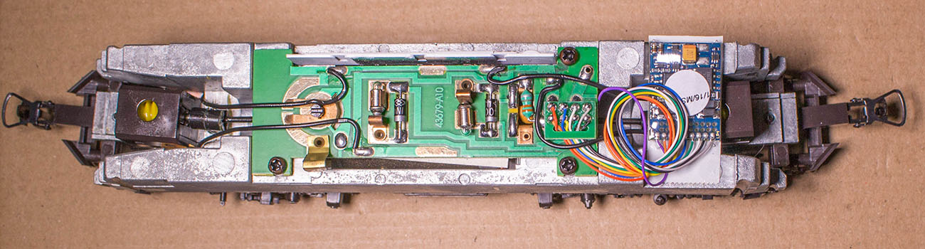 Die Kabel des Decoders zusammenrollen und den Decoder auf dem doppelseitigen Klebeband fixieren