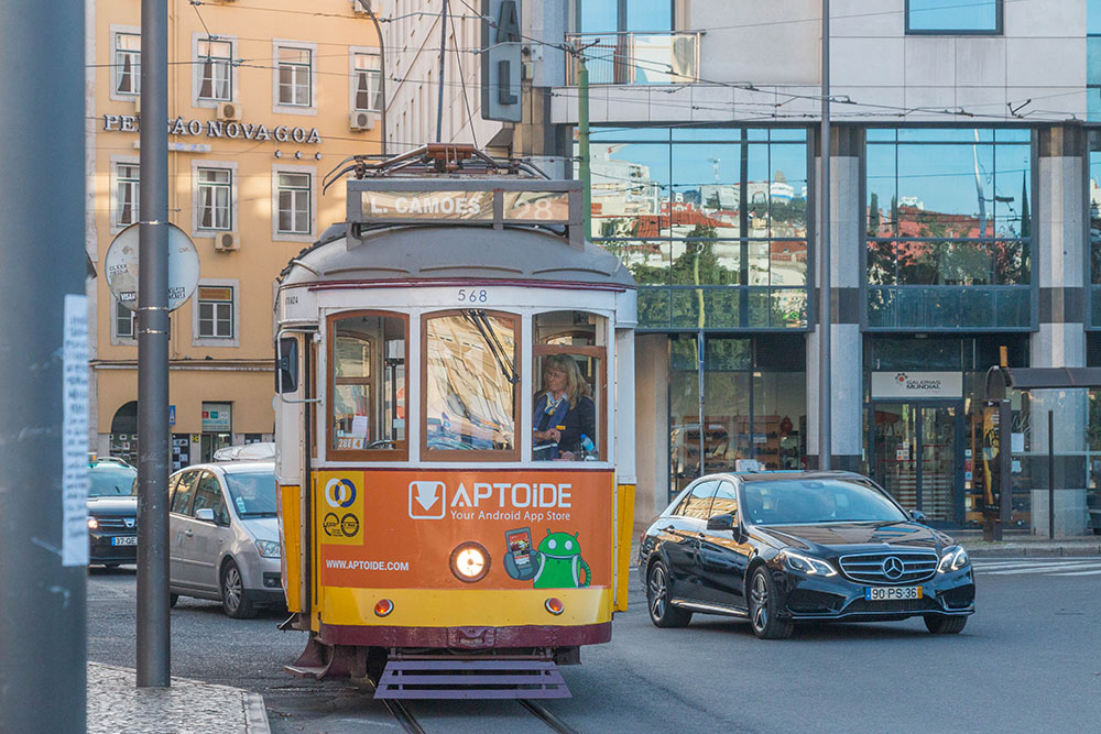 Die Linie 28, eine der kleinen Eléctricos, die durch die engen Gassen fährt 