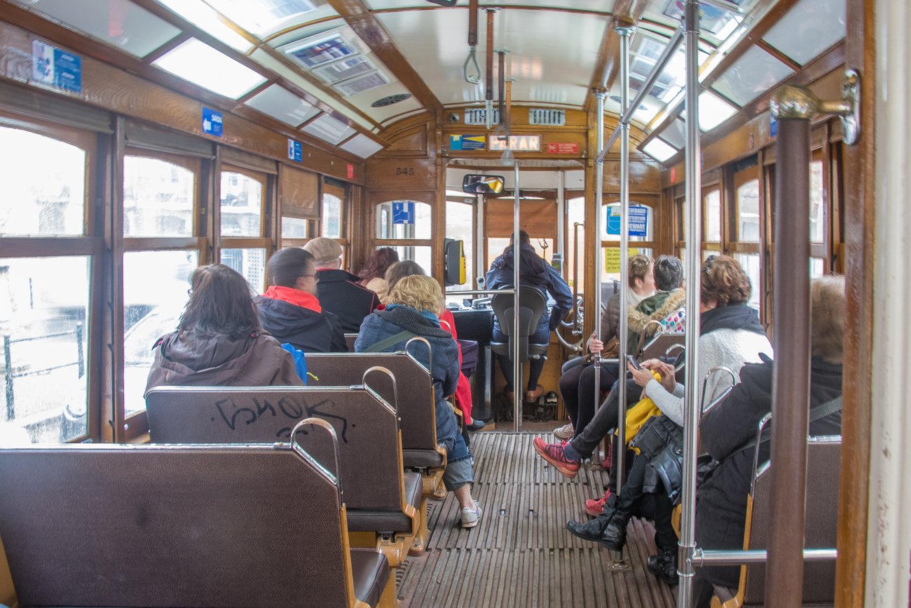 Mit etwas Glück, am besten früh am Morgen, erwischt man eine weniger ausgelastete Bahn 