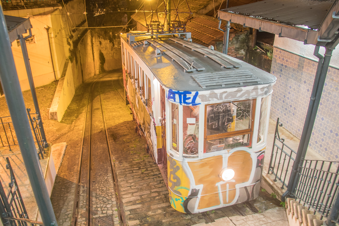 Eine der Eléctricos als Standseilbahn, um die steilen Höhenunterschiede in Lissabon zu überwinden 